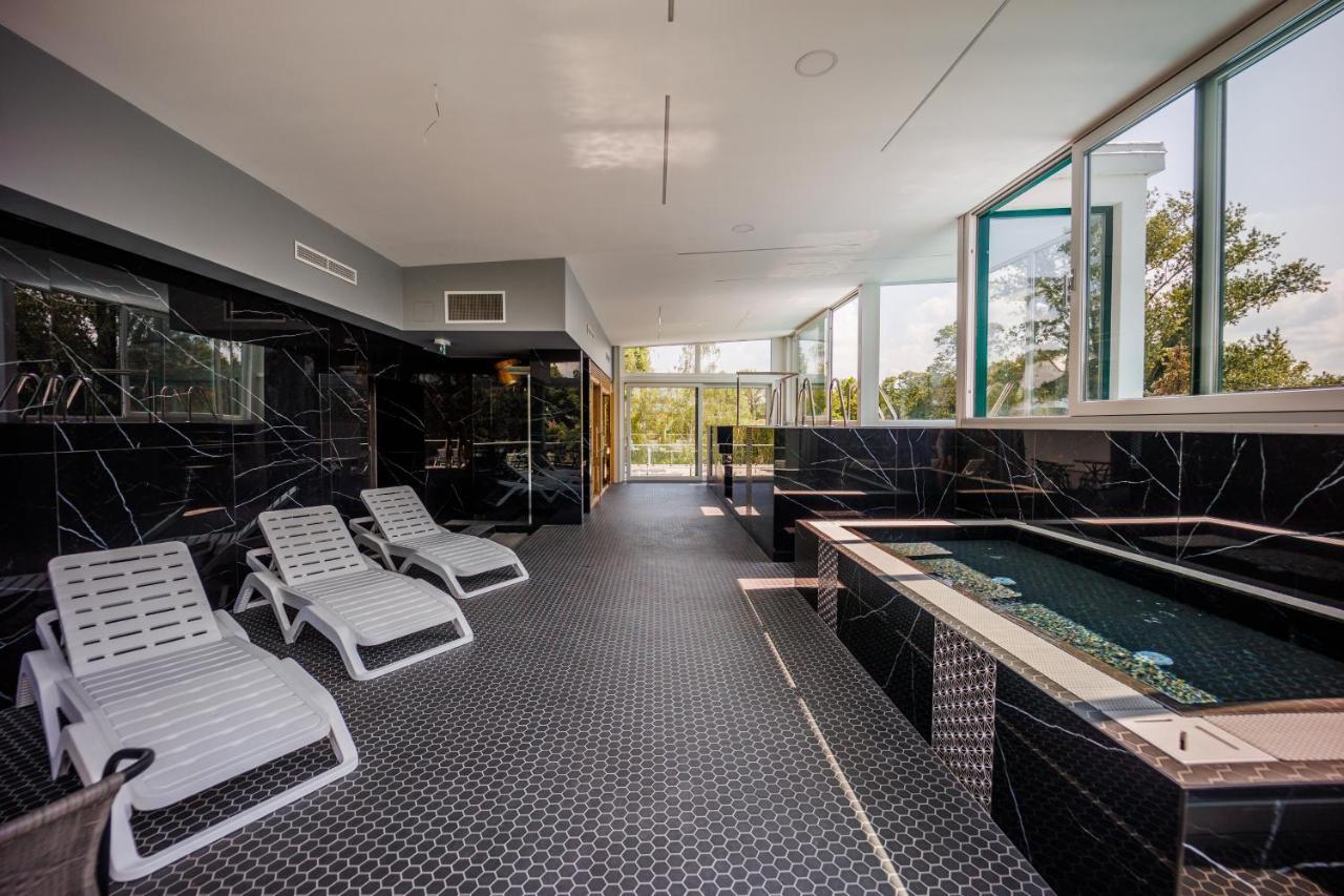 Villa Bauhaus Wellness Apartman Siófok Exteriör bild